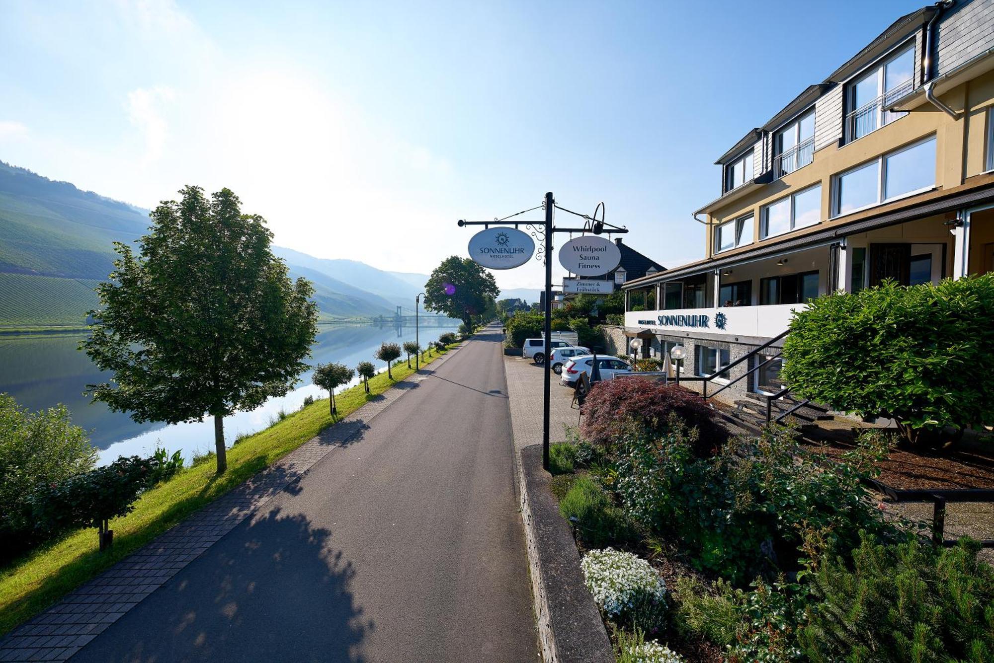 Sonnenuhr Acomodação com café da manhã Bernkastel-Kues Exterior foto