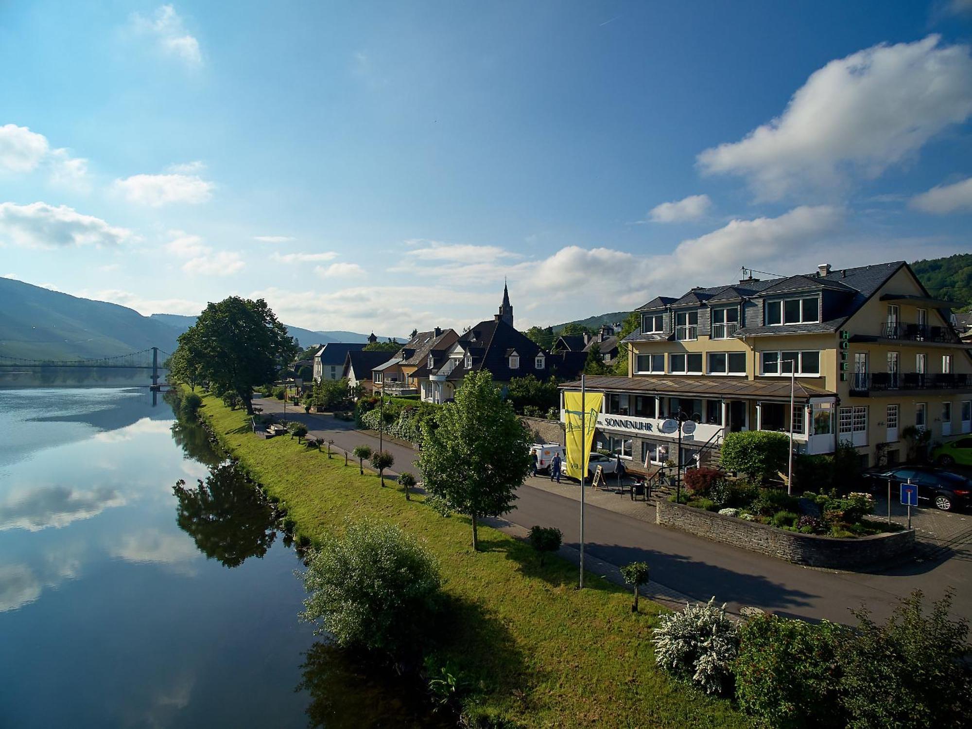 Sonnenuhr Acomodação com café da manhã Bernkastel-Kues Exterior foto